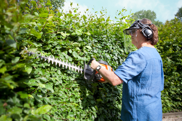 Heggenschaar slijpen voor een mooi knipbeeld